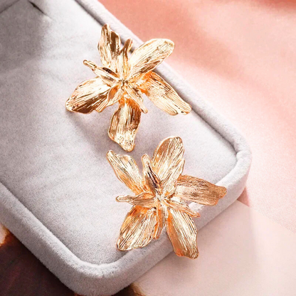 Boucles d’oreilles Apollonia en finition dorée, bijou chic et intemporel inspiré d’un motif floral délicat.