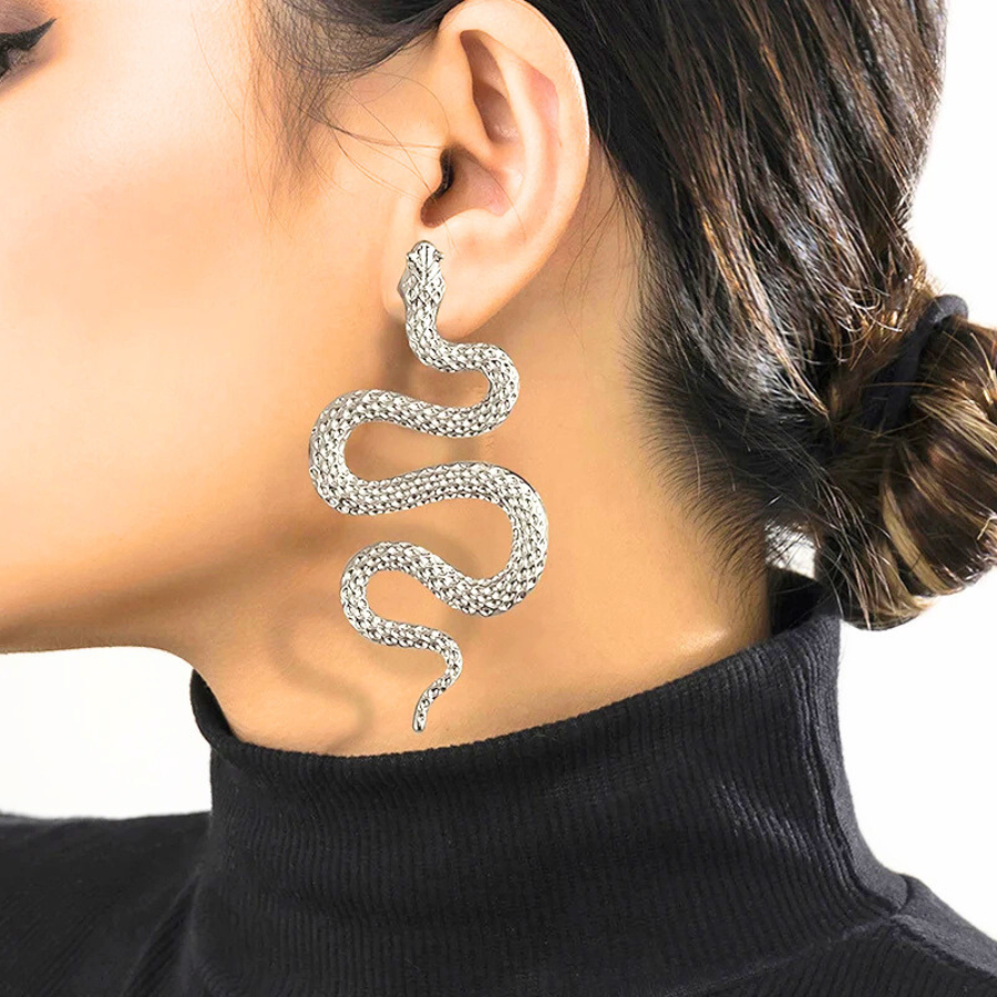 Boucles d’oreilles Callidora en acier inoxydable argenté, bijou serpent ondulé, symbole de transformation et de puissance.