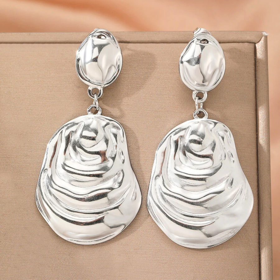 Boucles d’oreilles Andromaque en acier inoxydable argenté, bijou ondulé et chic, parfait pour sublimer toutes les tenues.