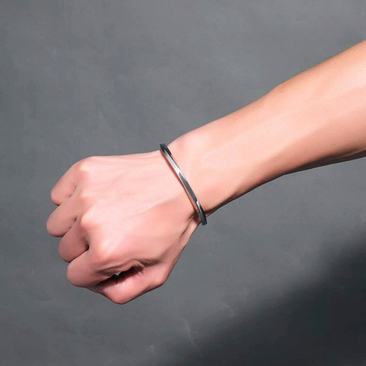 Bracelet homme Perséus argenté en acier inoxydable, design torsadé raffiné, porté pour un style moderne et élégant.